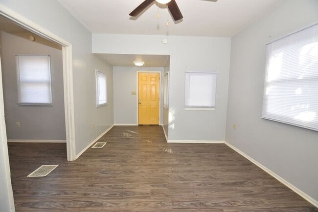 Building Photo - Elkhart 3 bedroom and 2 full baths
