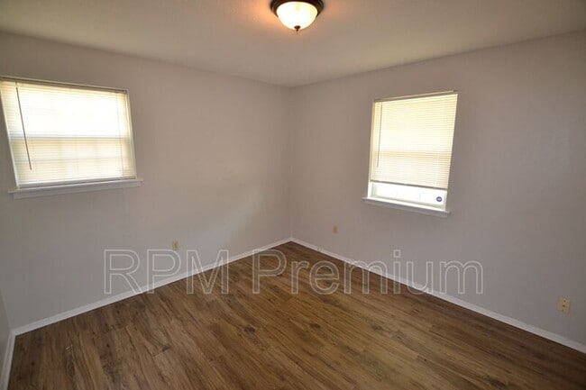 Building Photo - 209 Cypress Dr