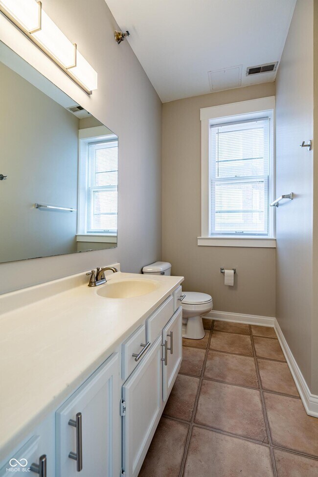 Building Photo - 234 E 9th St