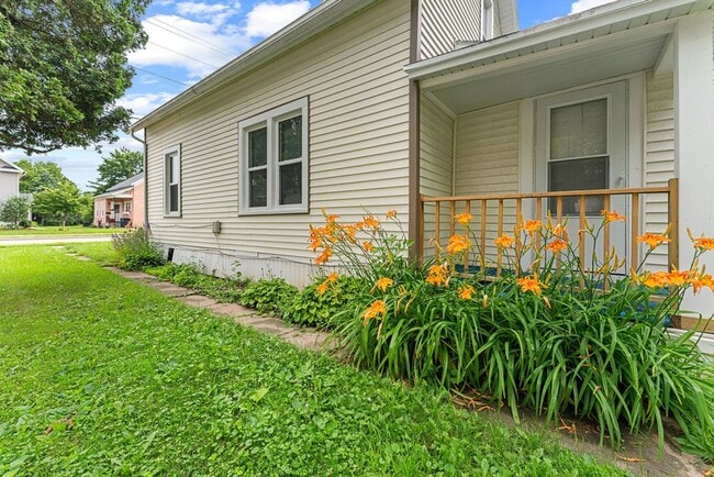 Building Photo - Original Charm with Modern Updates. PETS WELCOME