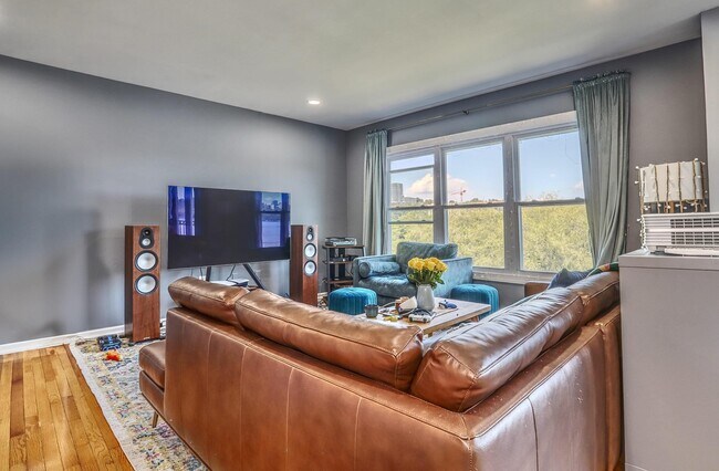 Building Photo - 340 THE Prom