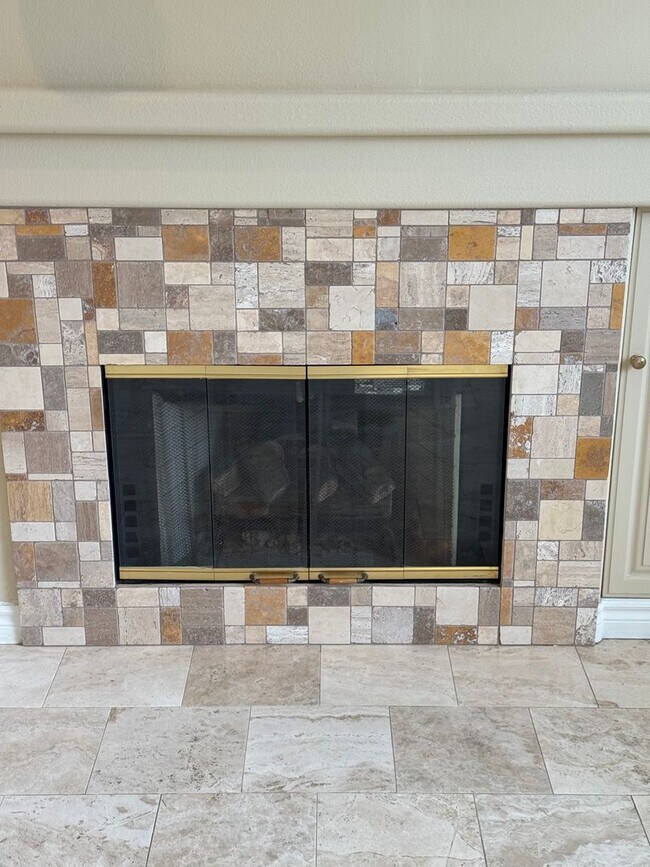 Building Photo - Beautiful 2 Bedroom/2 Bathroom + Bonus Room in Gated Community