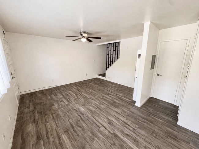 Building Photo - 211 E Santa Paula St
