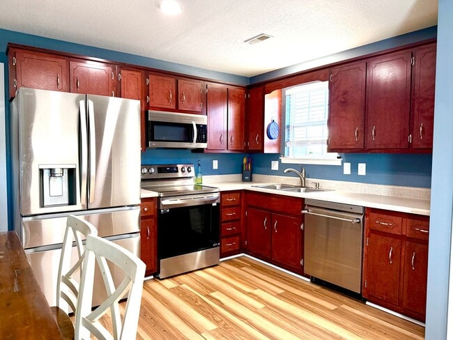 Building Photo - 320 Cottonwood Ct