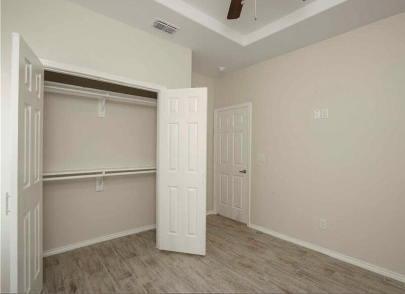 Building Photo - 4906 N Hiawatha Dr