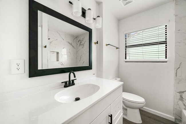 Building Photo - 404 Glenmore Dr