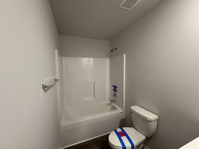 Building Photo - Charming 4-Bedroom Home with Spacious Livi...