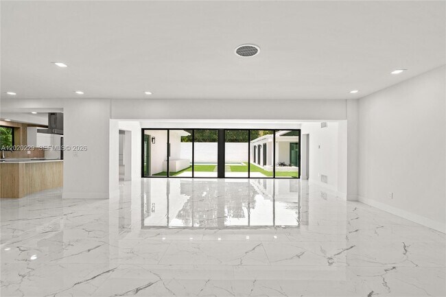 Building Photo - 112 E 1st Ct