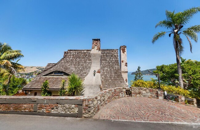 Building Photo - 246 Beach Rd
