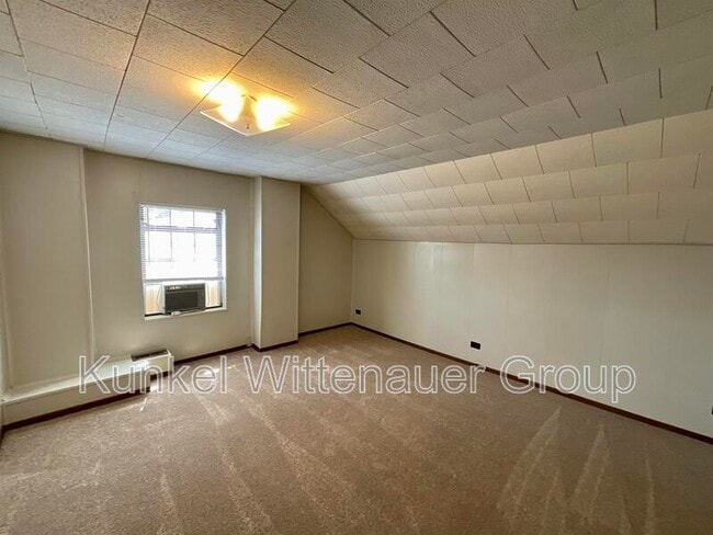 Building Photo - 614 W Monroe St