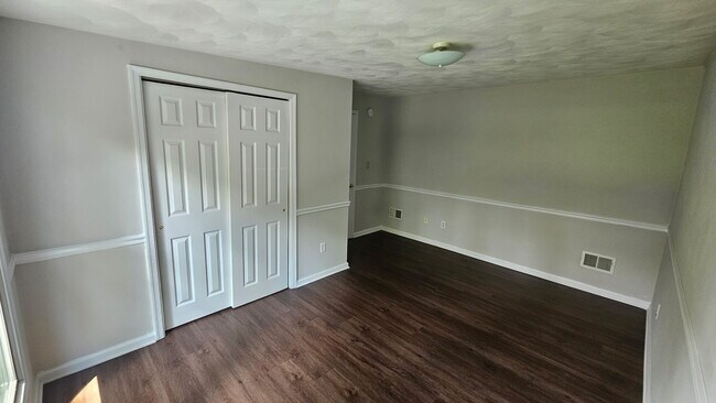 Building Photo - 445 W Chickasaw Rd