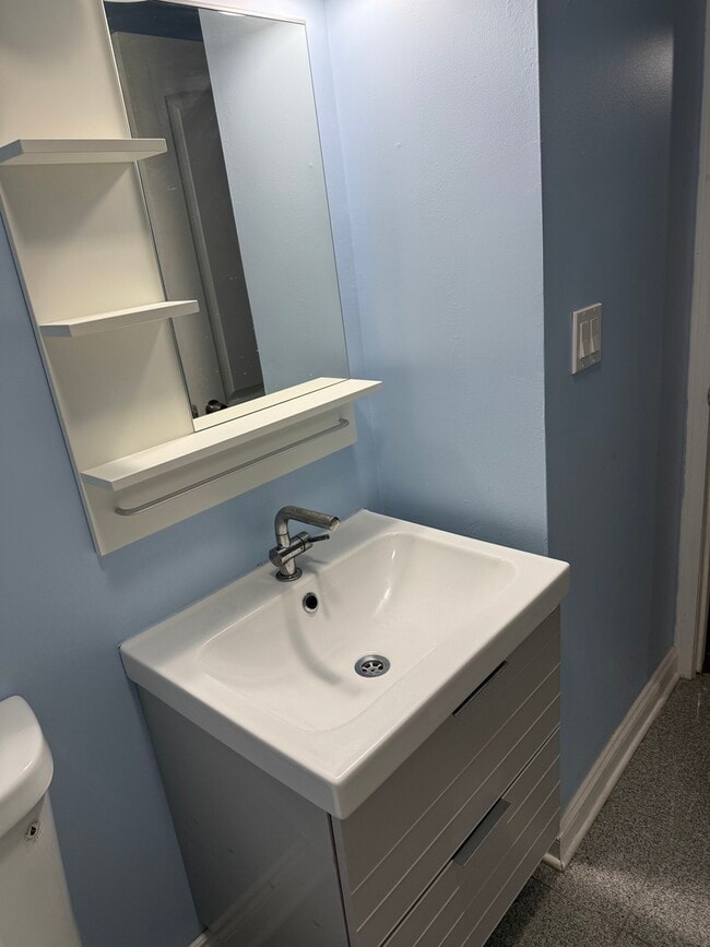 Building Photo - 1648 N McVicker Ave