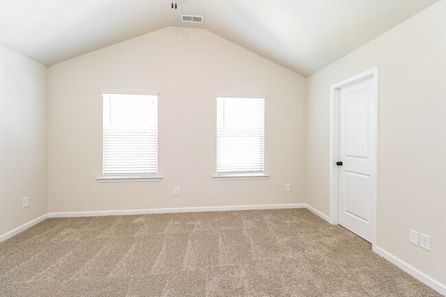 Building Photo - Beautiful 4BR 3.5BA Townhome w/ Full Appliance Kitchen Garage Parking in University
