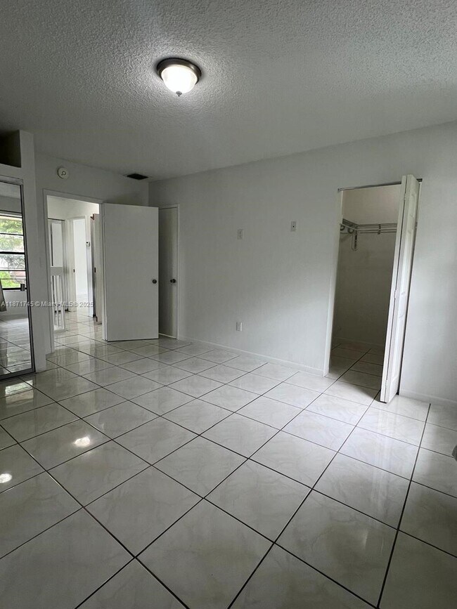 Building Photo - 526 NW 99th Ct