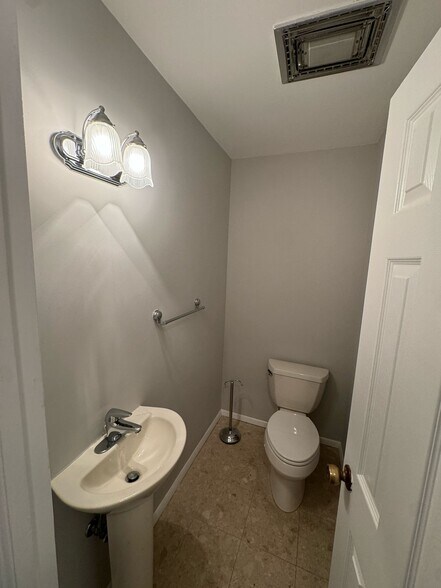 Building Photo - 537 Winterburn Grv