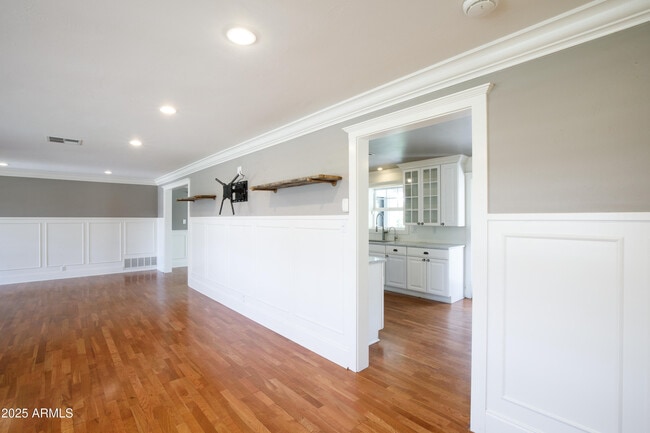 Building Photo - 4302 E Whitton Ave