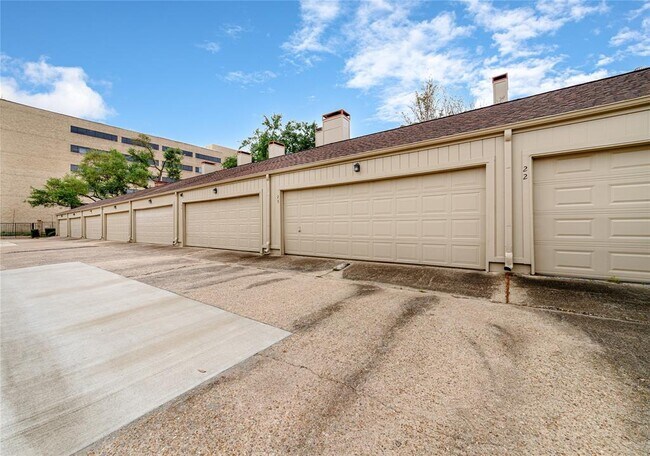 Building Photo - 7505 Memorial Woods Dr