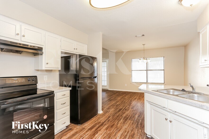 Building Photo - 6000 Lavaca Dr