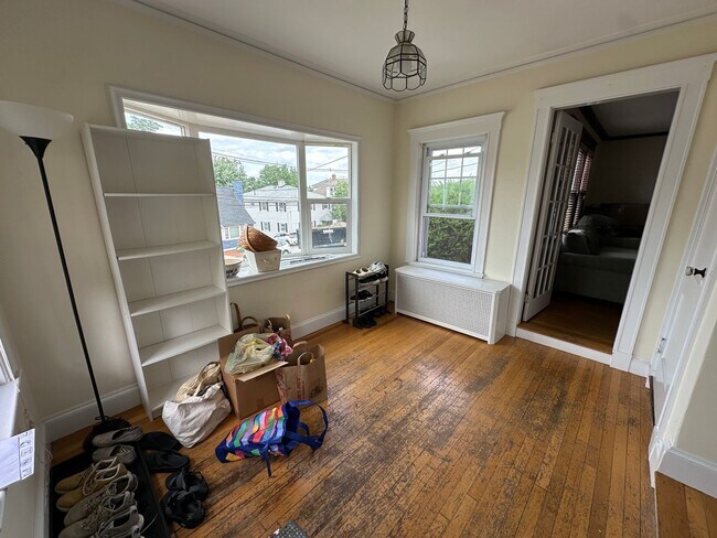 Building Photo - 3 Bed/1.5 Bath - Backyard - Off-Street Parking - Oak Square