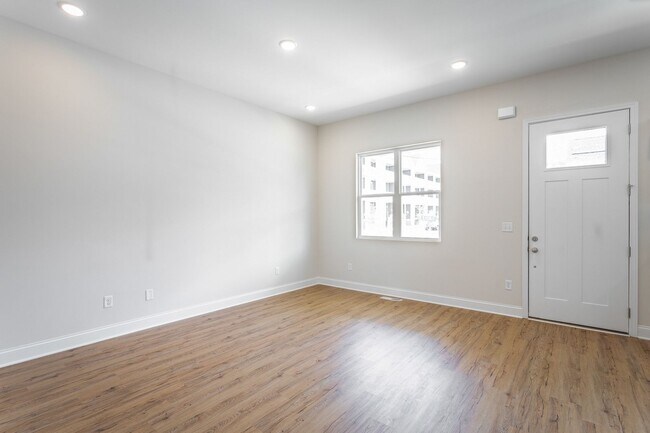 Building Photo - 2017 S Lyerly St