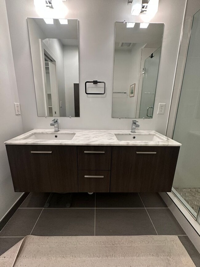 Building Photo - 1 Bedroom, 2 Bath Condo