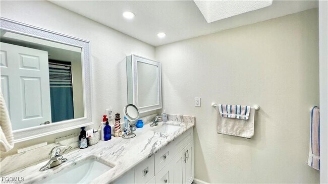 Building Photo - 1640 Atares Dr