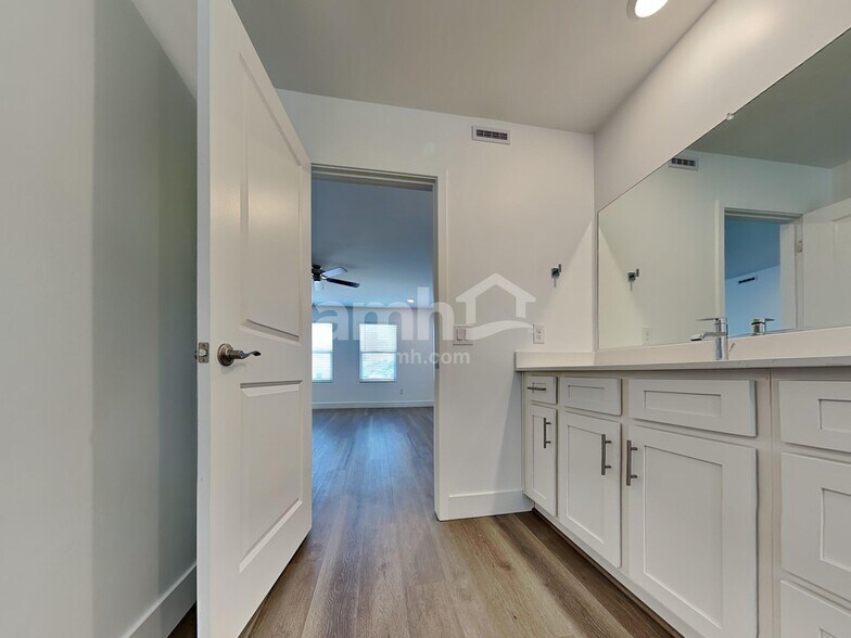 Building Photo - 9604 Harkes Dr