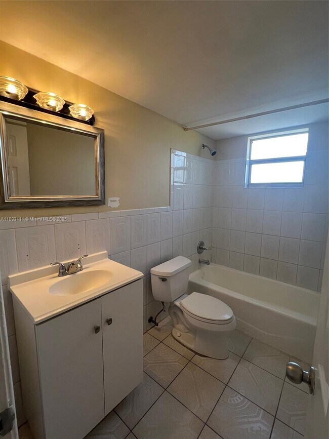 Building Photo - 13725 NE 6th Ave