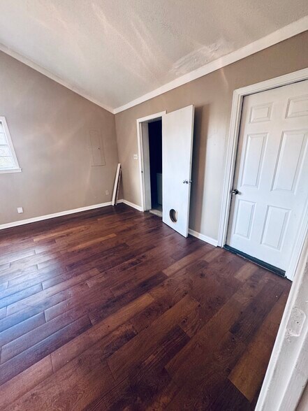 Master with laundry room - 1530 Bennington Cv