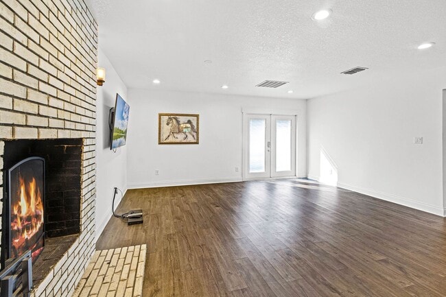 Building Photo - New Rental!