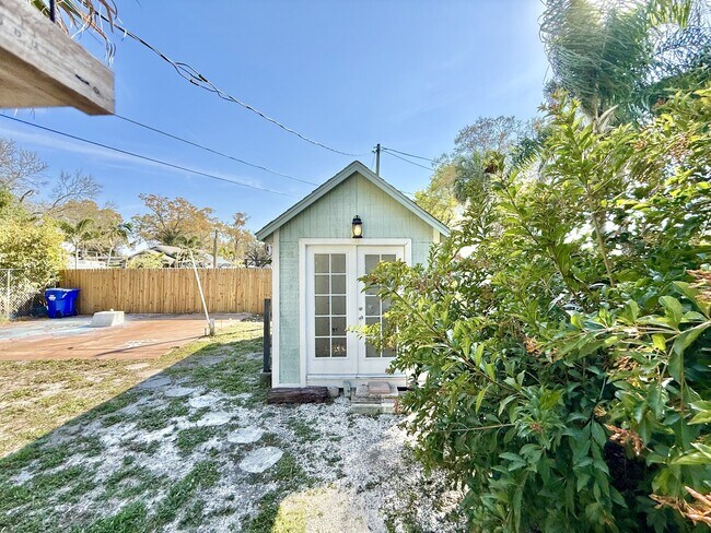 Building Photo - 713 Smith St