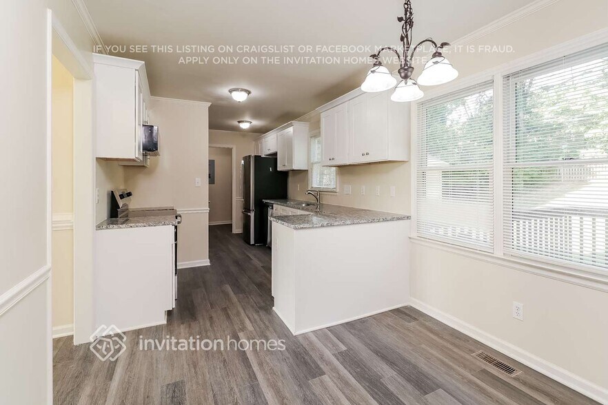 Building Photo - 1811 Southridge Dr