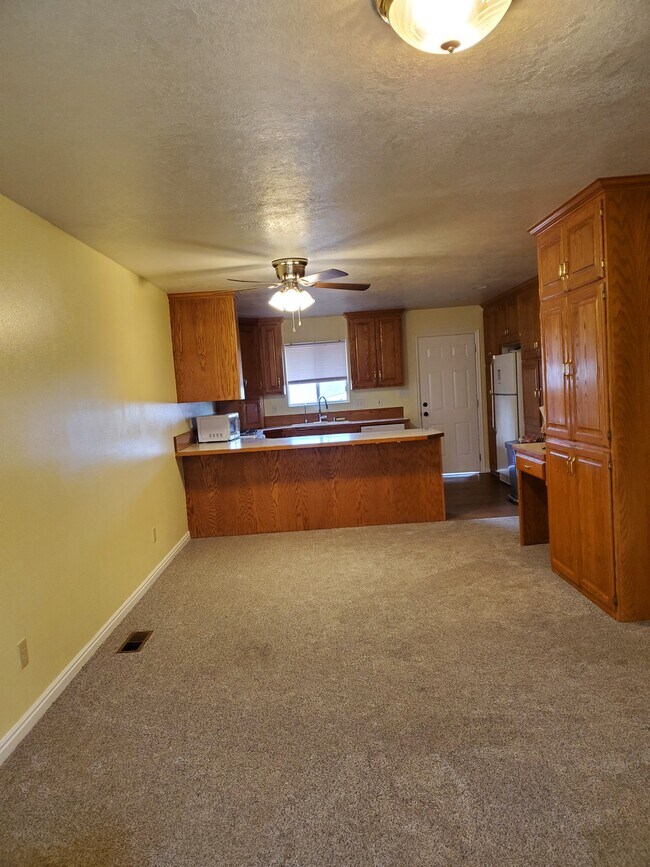 Building Photo - 285 N 400 E