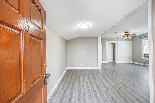 Building Photo - 216 Redan St