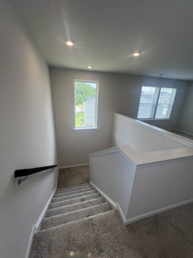 Building Photo - Spacious 3-Bedroom Rental in Sought-After ...