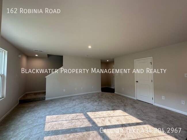 Building Photo - 162 Robinia Rd