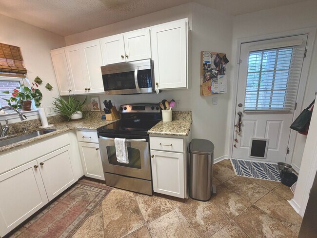 Building Photo - 1614 Chadwick Ln