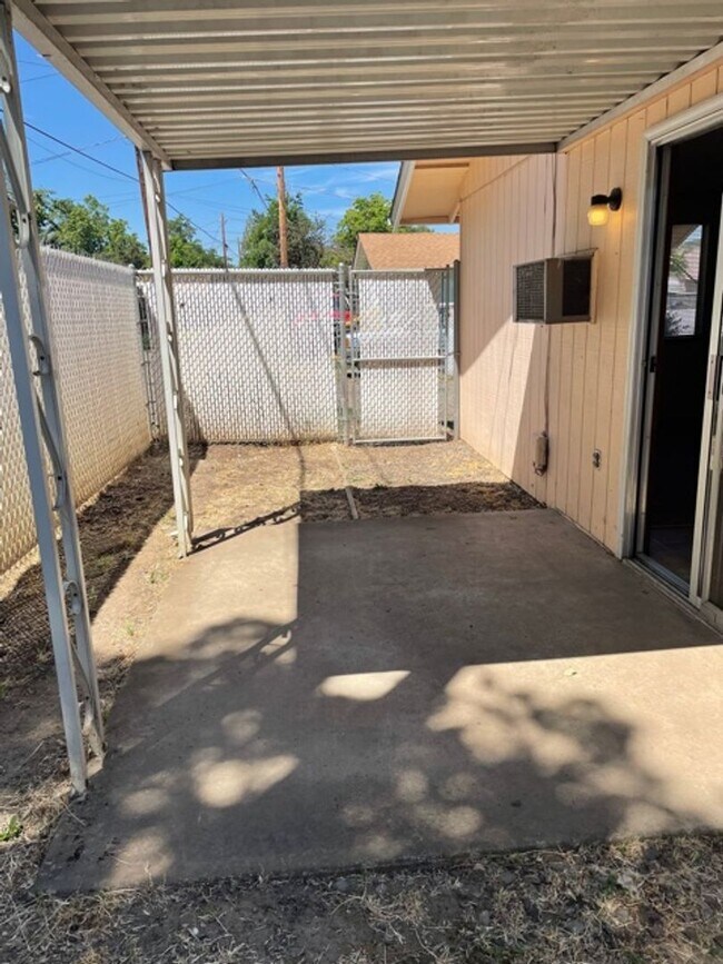 Building Photo - 1043-1047 10TH