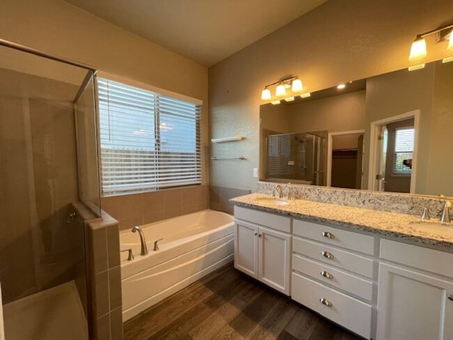 Building Photo - Stunning 3 Bedroom Home in Roseville near Rex Fortune Elementary and John Byouk Park!