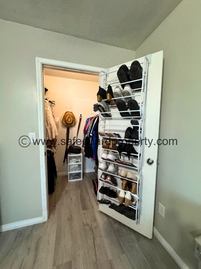Building Photo - Welcoming Multi-Level Home for Rent in Wes...