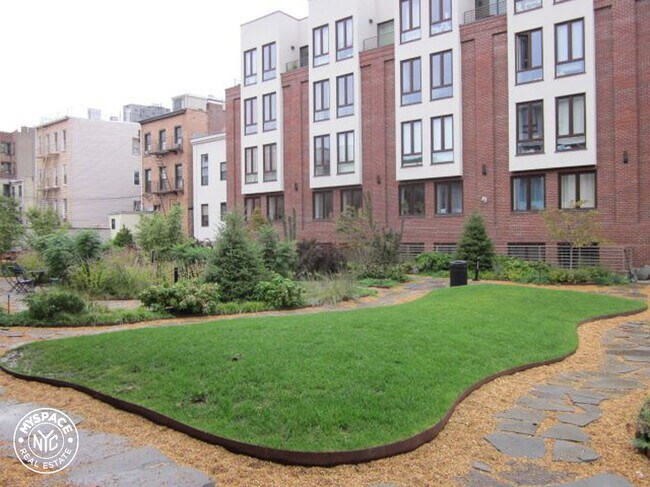 Building Photo - 185 Leonard St