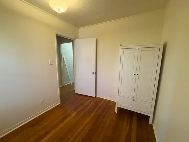 Building Photo - MOVE IN SPECIAL - Charming 2 Bed 1 Bath Home on Fenced Corner Lot in South Salem