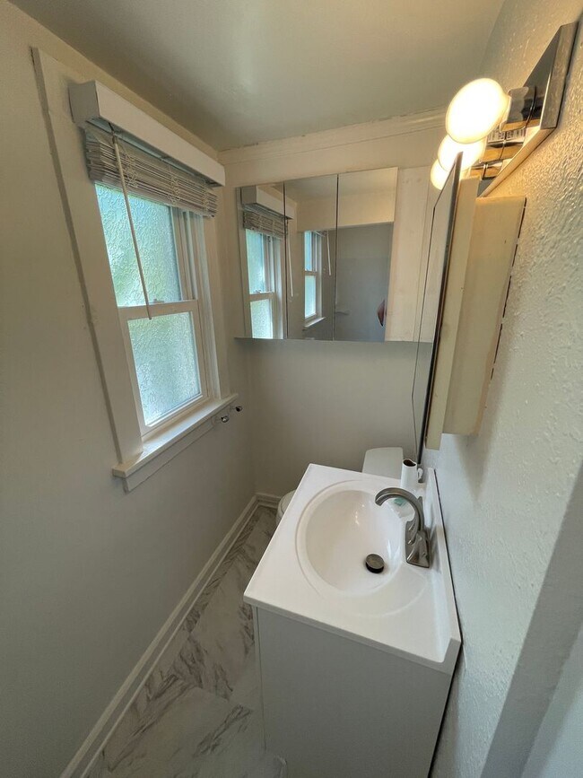 Building Photo - 4br/2ba house with fenced yard with detached garage