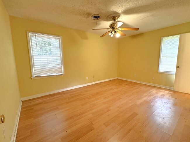 Building Photo - 654 Ynestra Dr
