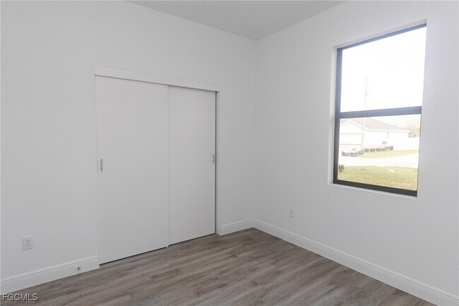 Building Photo - 1123 Deauville St E