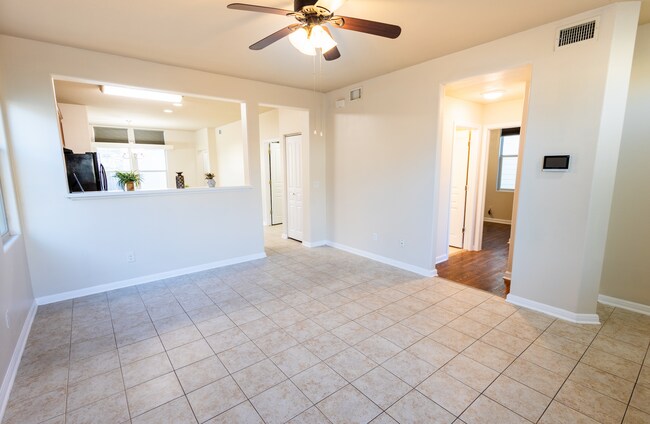 Building Photo - 3 bed 2 bathroom