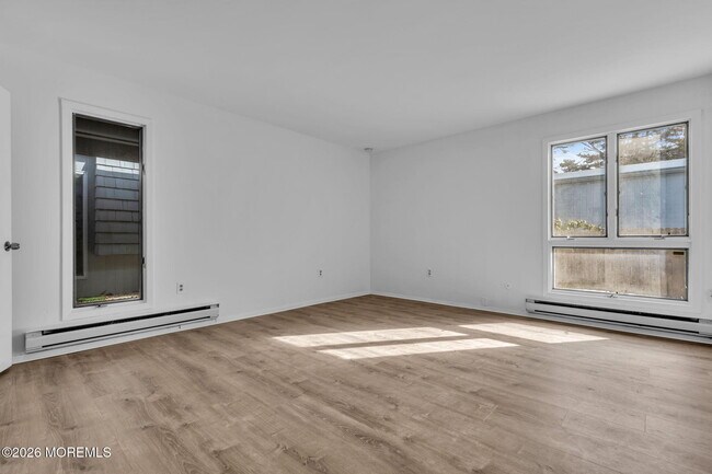 Building Photo - 166 E Holly Ln