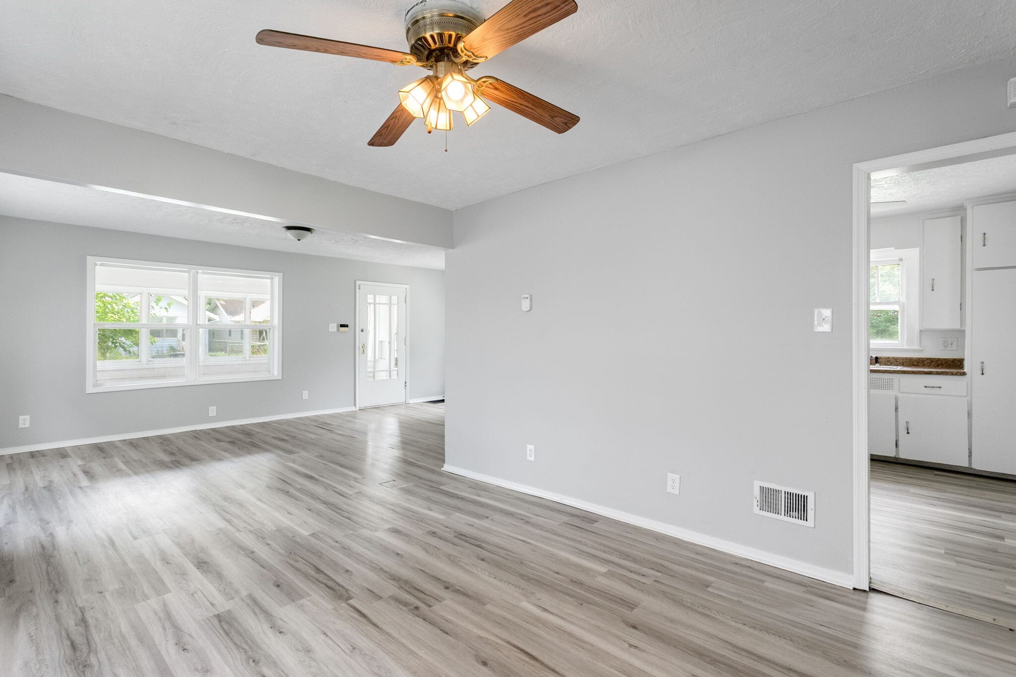 Building Photo - 833 E Dubail Ave