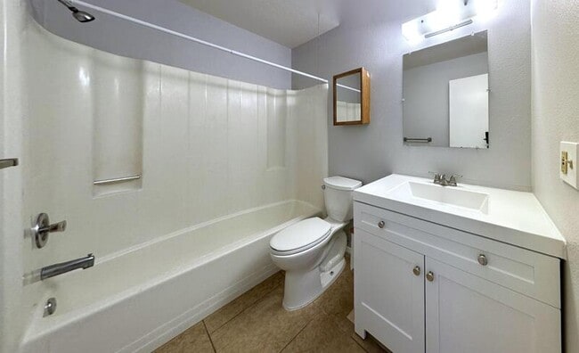 Building Photo - 1159 E Rohe St