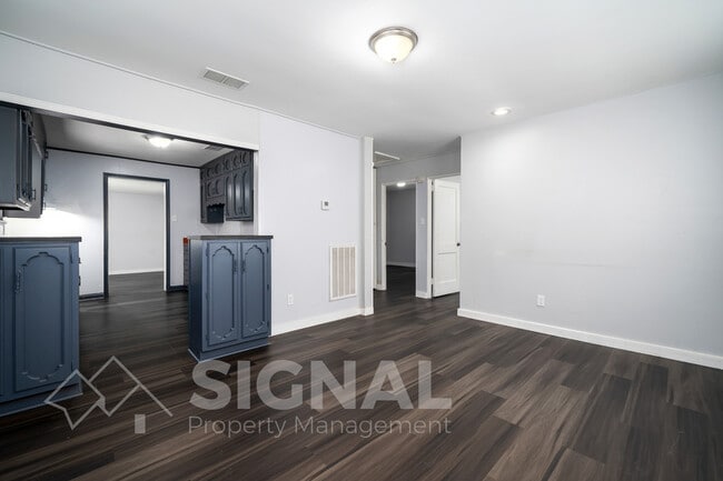 Building Photo - 1421 Rayfield Dr